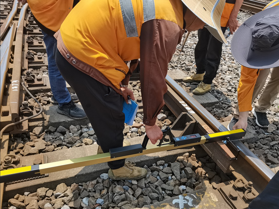 襄陽(yáng)工務(wù)段使用我司1370尺測(cè)量道岔緩沖段開口處150mm位置